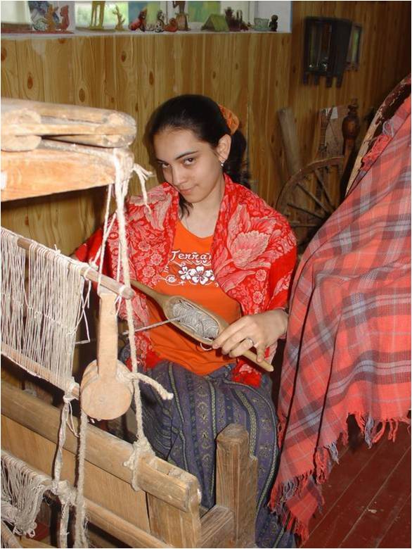 Удмуртия, с. Шамардан, 2005 г. А. Глухова у ткацкого станка