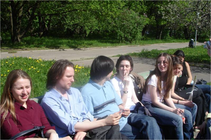 Студенты (выпуск 2005 г.) перед учебным корпусом